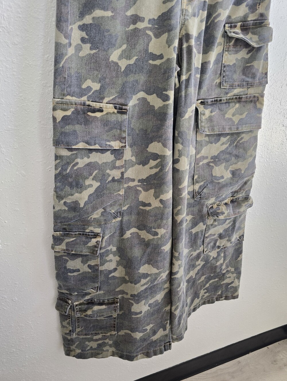 Hidden Premium Army Green Camo Wide Cargo Jeans Size 28 NWOT - Picture 7 of 11